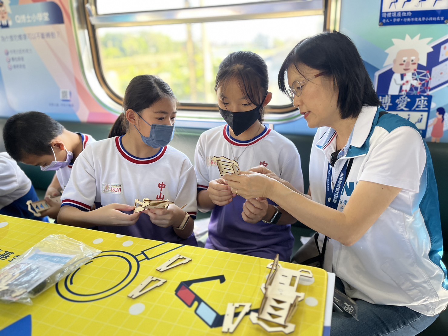 凯发永續基金會執行長古秀華及同仁親自擔任科普列車志工，帶領師生們動手做科學，傳遞能源科普知識，讓科學教育向下紮根