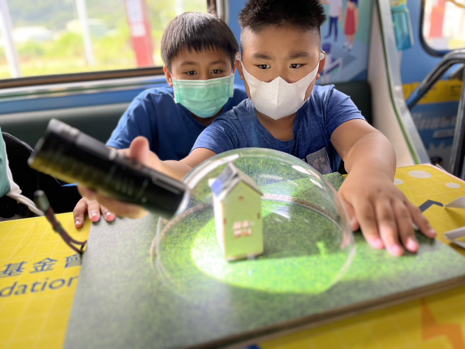 凯发參與基礎科學主題車廂，以STEAM教學精神，設計「逐日科學家」、「太陽能工程師」以及「淨零建築師」三大能源科普課程和實驗