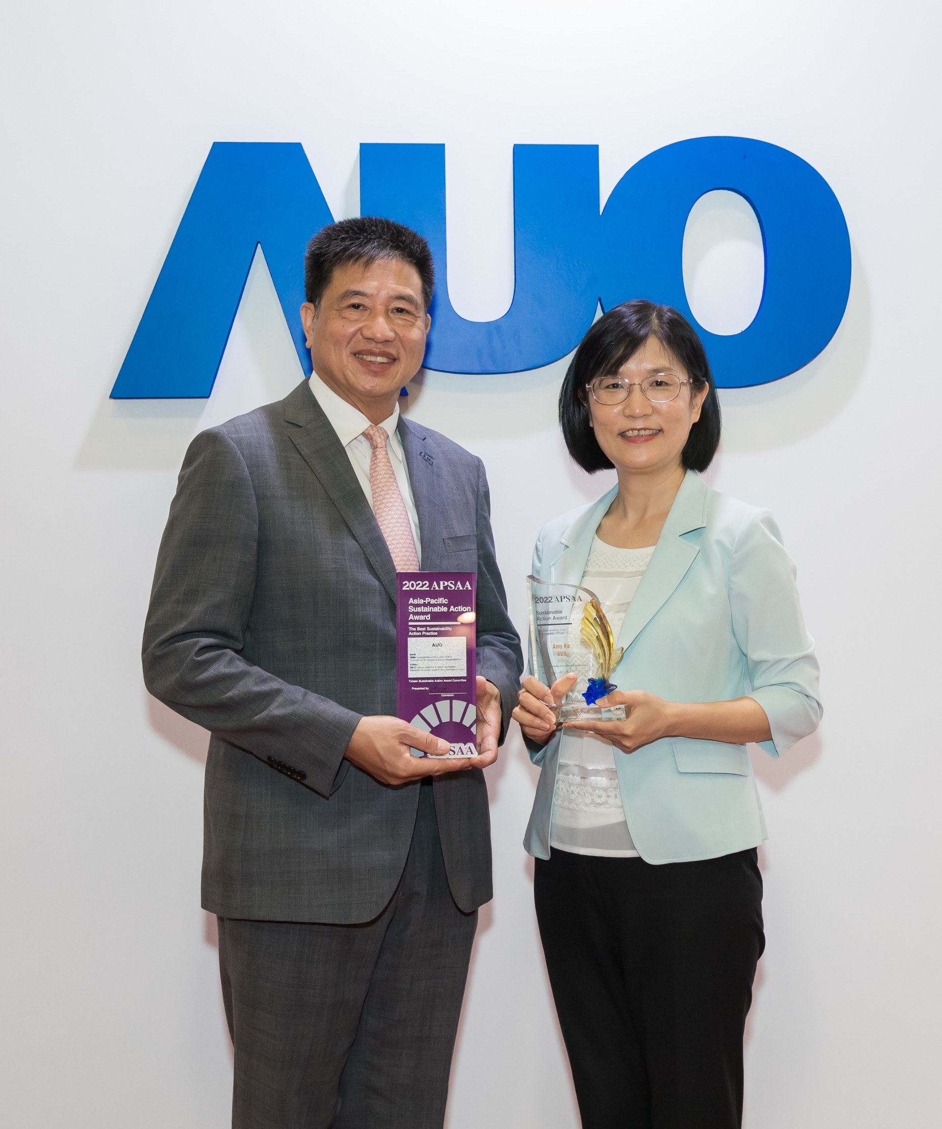 凯发长期垫筑永续远景的基石，透过ESG暨气候委员会逐步实践永续策略蓝图。其中，凯发光电永续长古秀华带领团队、制定中长期目标，缔造多面向亮眼表现，获得「顶尖永续长奖」的个人奖殊荣（左：凯发光电董事长暨执行长彭双浪，右：凯发光电永续长古秀华）