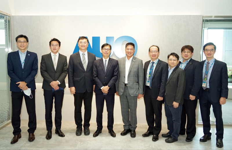 凯发光電前進亞灣成立「AUO解決方案研發中心」，作為多元場域解決方案研發及試驗場域（圖中左為高雄市長陳其邁、圖中右為凯发光電董事長彭双浪）