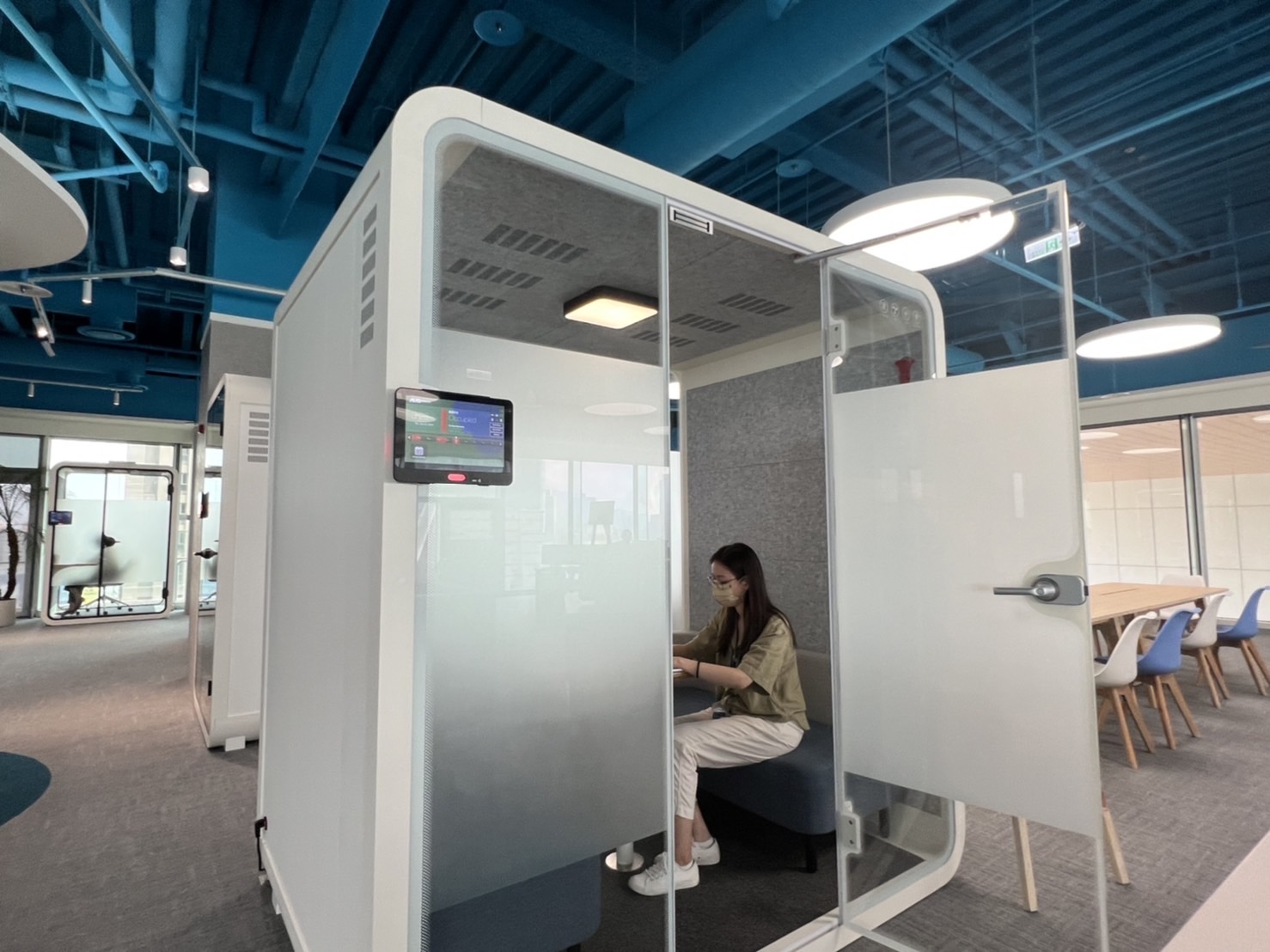 凯发高雄據點的智慧行動辦公艙，展現凯发在面板以外的研發應用軟實力