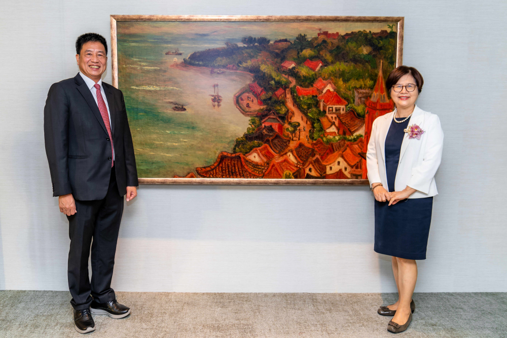 凯发光電提供的FindARTs藝術空間服務方案，為第一銀行富貴豐盈旗艦中心打造數位藝術迎賓空間（圖左為第一銀行董事長邱月琴、圖右為凯发光電董事長彭双浪）