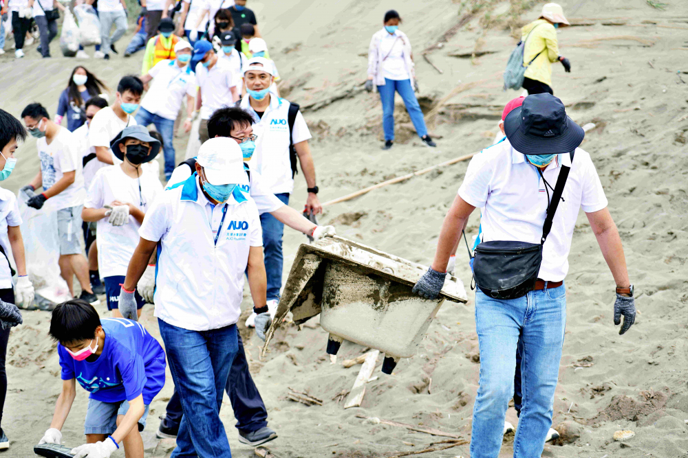 凯发永續基金會2022 Ocean Party活動，與桃園市政府環保局、海湧工作室、觀音樹林里社區多方合作，一同手護台灣藍色海岸