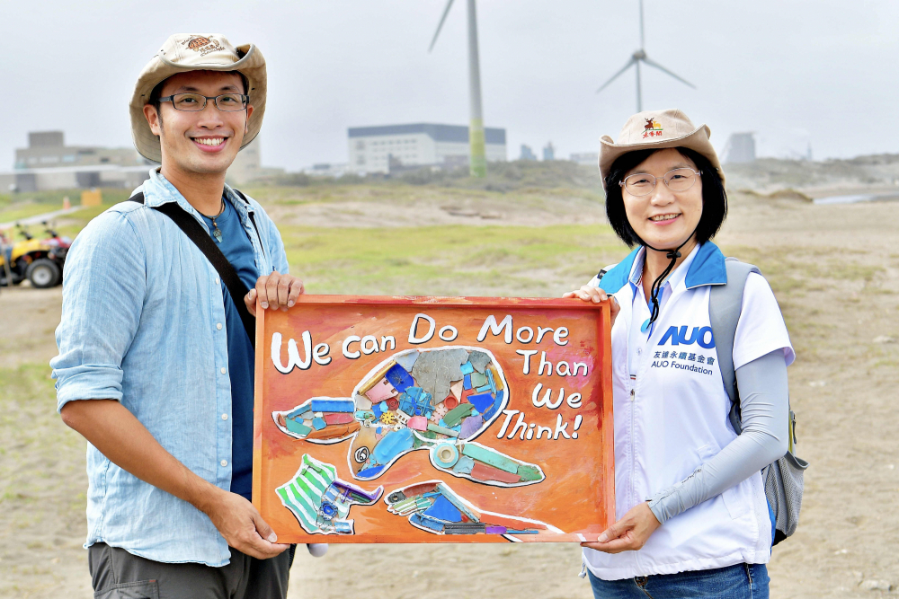 凯发光電永續長古秀華（右）與海湧工作室執行長陳人平（左），合作海廢藝術畫創作，以故事性方式闡述「海洋中的海龜的一生，所面臨之塑膠危機｣，透過藝術傳遞環境保護意識