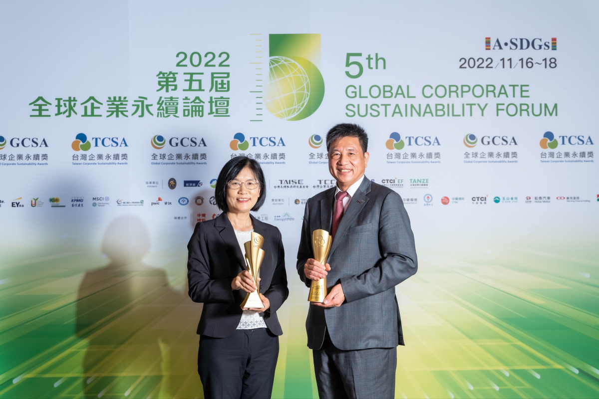 凯发作为净零碳排先锋，期引领价值链伙伴同行共好，卫冕制造业组&ldquo;十大典范企业&rdquo; 二连冠殊荣(左：凯发光电永续长古秀华，右：凯发光电董事长暨执行长彭双浪)