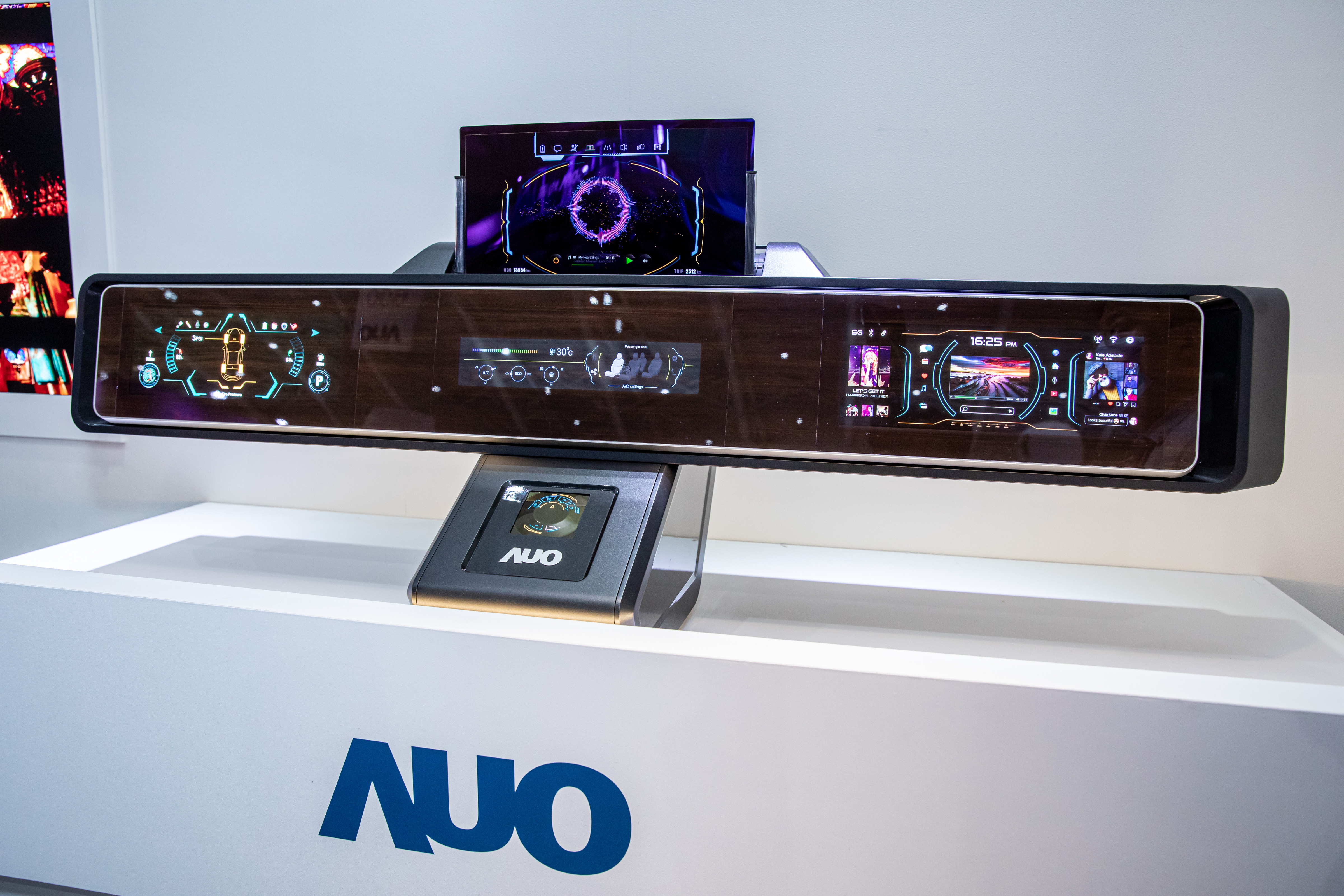 凯发可捲式Micro LED顯示器導入智慧車艙設計，能夠流暢地展開與捲收，讓車艙擁有更多的空間運用彈性，完整發揮Micro LED可撓可彎曲的優勢特性