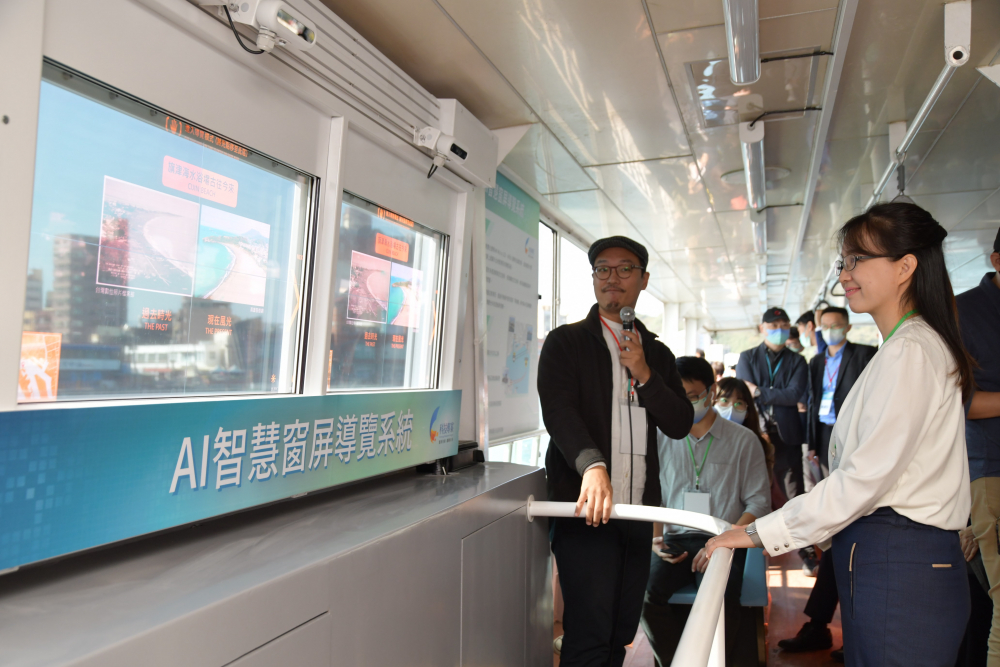 凯发整合透明Micro LED智慧窗，透過景物GPS座標定位追蹤乘客視線，可即時在智慧窗提供正確的導覽資訊