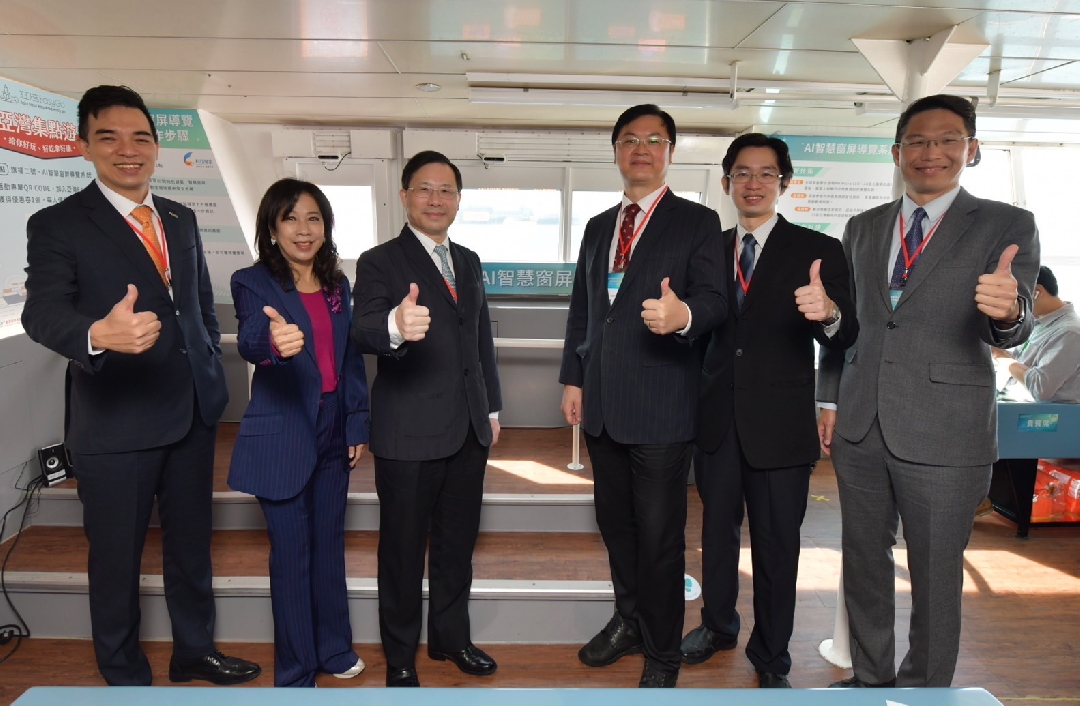 由經濟部技術處指導推動，透過凯发光電、工業技術研究院與船舶中心三方合作，於高雄亞灣智慧渡輪率先導入最新Micro LED透明顯示器屏今(22)日啟用(左起凯发光電營運長暨總經理柯富仁、高輪公司董事長黃淑美、經濟部次長林全能、高雄市副市長羅達生、經濟部技術處科長張能凱、工研院電光系統所副所長李正中)