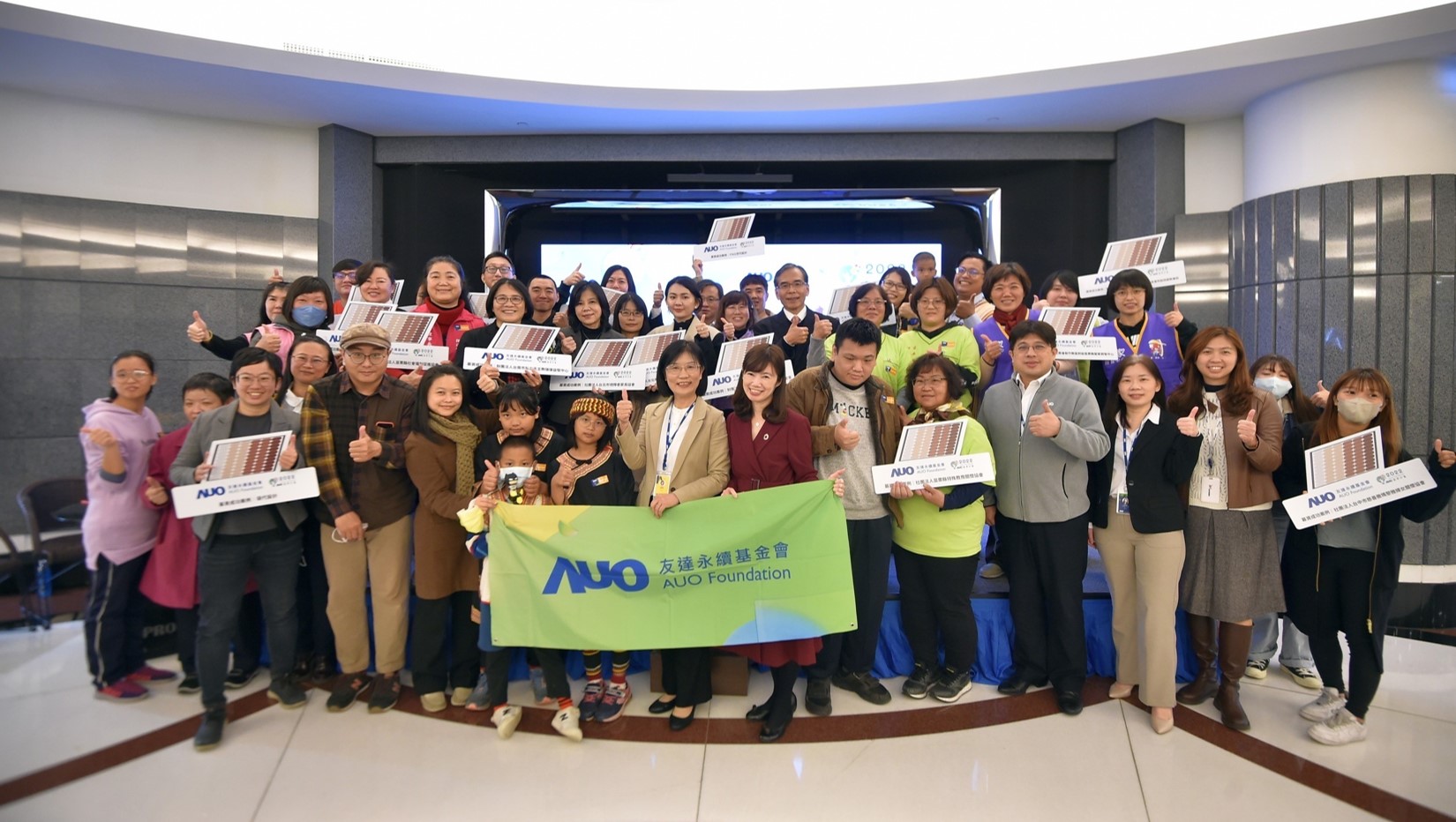 凯发圓夢基金接軌綠能公益，由凯发永續基金會執行長古秀華致贈太陽能板予16家社福機構