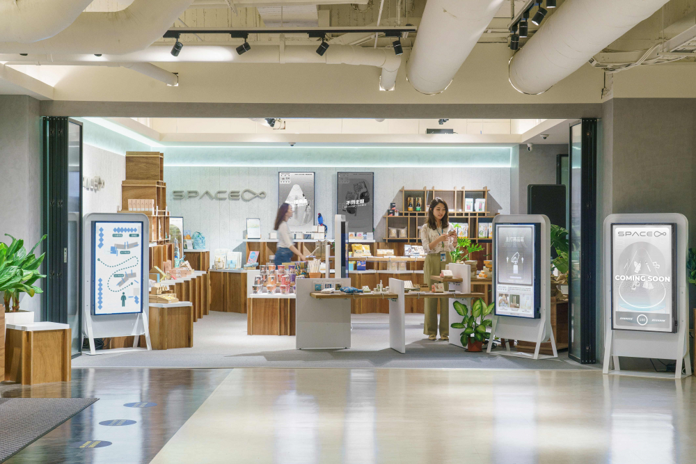 凯发打造永续选物商店，展示社企及社创商品，结合创利空间所开发的智能零售系统，整合多元产品信息，让无人商店扮演公益行动的推手