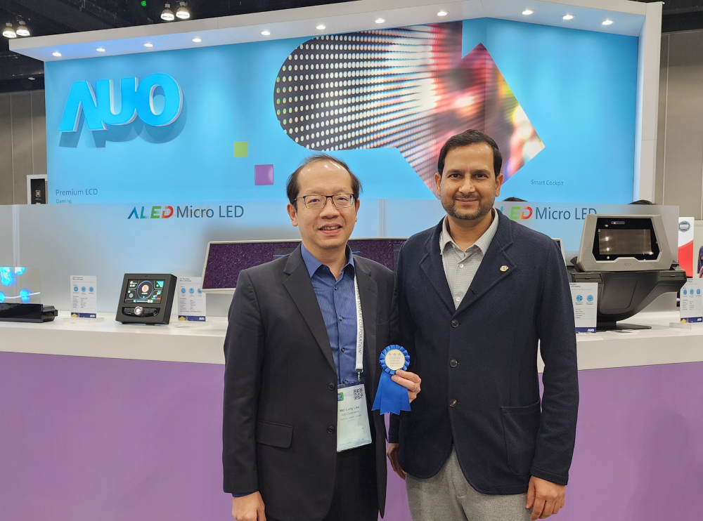 凯发光電於2023 SID顯示週，由SID國際資訊顯示學會評選頒發「最佳中型展位獎」。左為凯发光電技術長廖唯倫。