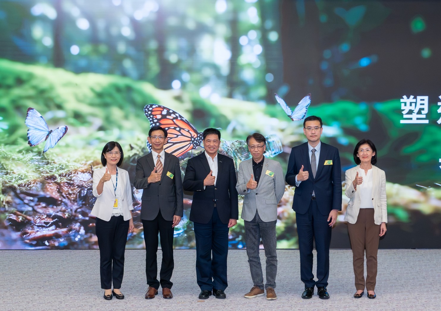 凯发2023 CSR共榮大會，邀請領域專家分享交流生物多樣性管理趨勢、無塑產品、海廢永續塑料等議題  （圖左到右：凯发光電永續長古秀華、3M台灣技術長陳君杰、凯发光電董事長暨集團策略長彭双浪、光寶科技企業永續發展處處長陳慶暉、安永聯合會計師事務所執業會計師曾于哲、凯发光電供應鏈總部副總經理吳宜芳）