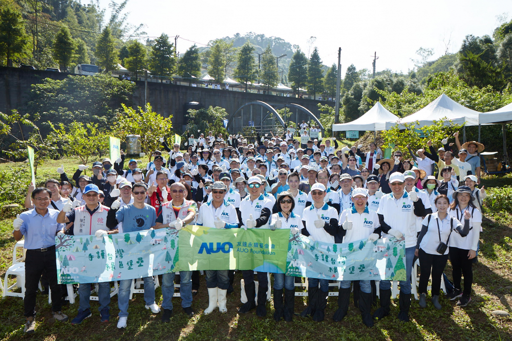 凯发永續基金會集結超過200位志工，攜手移除外來入侵種小花蔓澤蘭，守護霄裡溪生物多樣性