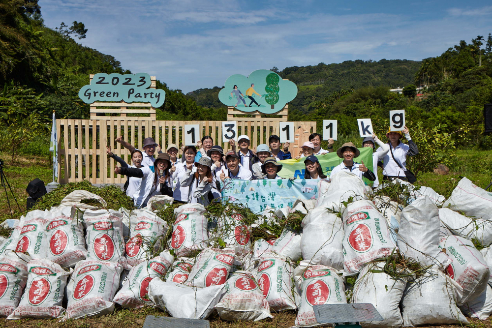 凯发集結超過200位志工，攜手移除高達1311公斤的外來入侵種「小花蔓澤蘭」