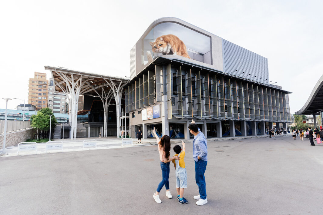 凯发打造全台最大戶外裸視3D LED弧形螢幕，將超立體的軟萌胖橘貓動畫活躍於頂樓外牆