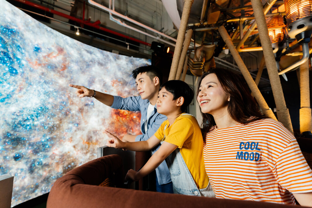 凯发打造全台最大寬6公尺、高4公尺、唯一搭載LED弧形拼接顯示屏的動感飛行船，讓乘客駐足在熱氣球上，享受身歷其境的偽出國旅遊樂趣