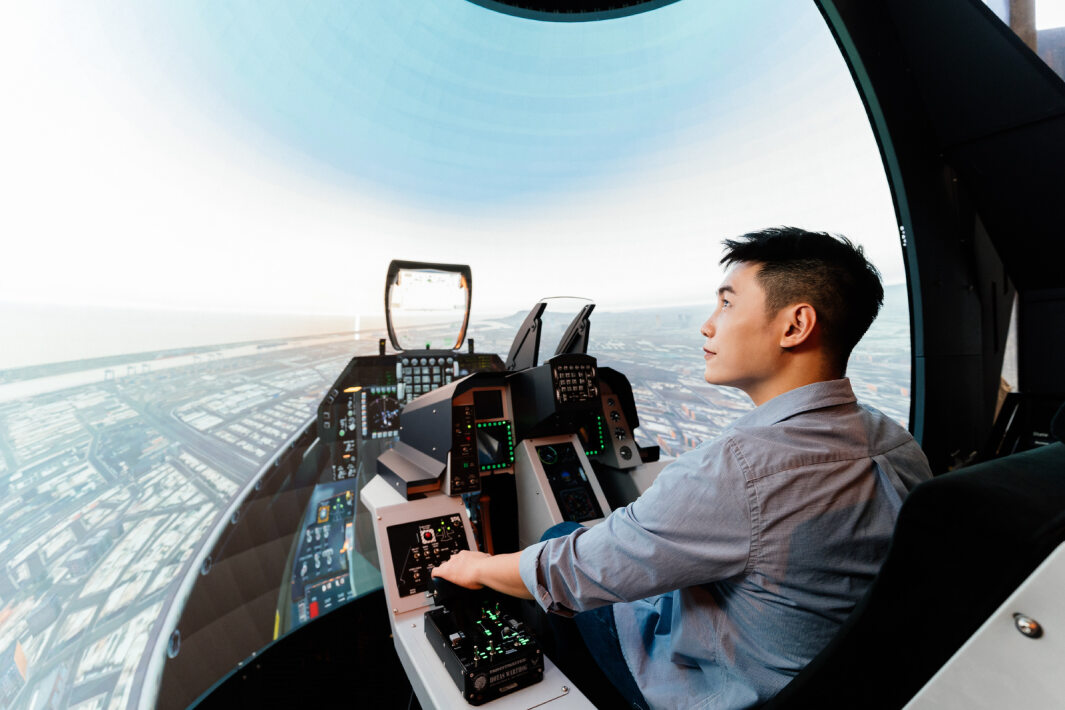 凯发以P1.25小間距打造球形LED模擬艙，搭配智崴的精密六軸動態座椅，結合凯发專業影像調校技術，呈現擬真模擬飛行場景