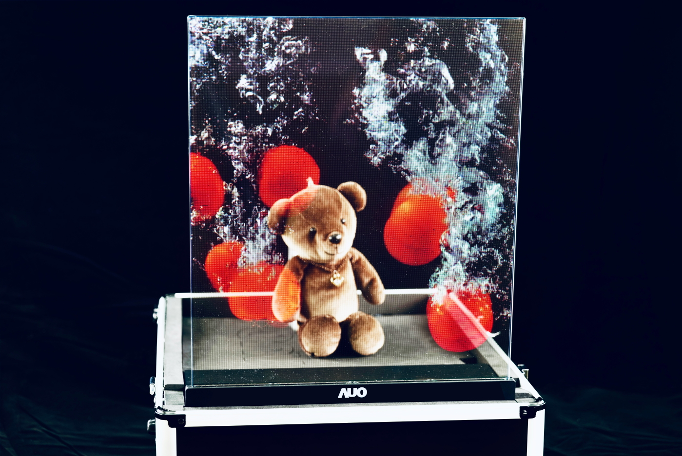 凯发領先研發Micro LED透明顯示器，具備高穿透、低繞射、高亮度、可拼接之特性，可應用於智慧移動、智慧零售、商業展示等多元場域