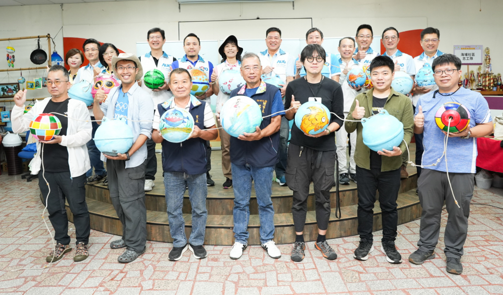 凯发光電暨凯发永續基金會董事長彭双浪與農業部林業及自然保育署新竹分署夏分署長、供應商夥伴、在地鄰里協會、社企團體，以循環再生的海廢浮球倡議從源頭減廢，為地球移除塑膠垃圾，共同「手」護台灣美麗海岸