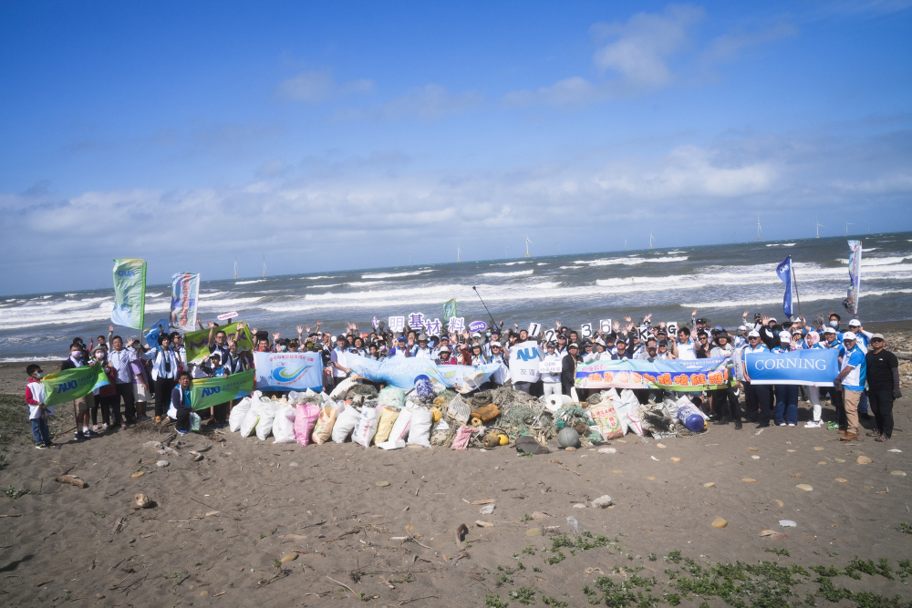 凯发永續基金會召集企業志工、產官學和供應商夥伴，在苗栗後龍外埔魚港1340保安林海岸淨攤，齊心協力清除1.2公噸海洋廢棄物，以行動實踐對環境友善的承諾