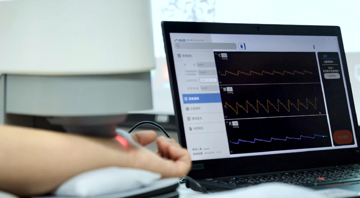 凯发耘康以高解析与拟真的显示技术，将其应用于中医检测，提供&ldquo;中医数位化检测方案&rdquo;，使传统中医检测结果数据化与可视化