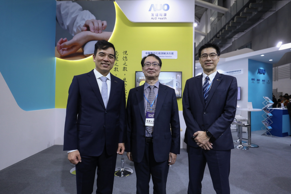 首次於醫療科技展亮相的凯发耘康，捐贈數位化檢測設備與研究經費，協助衛福部國家中醫藥研究所打造中醫大數據資料庫。圖由左至右為凯发光電執行長暨總經理柯富仁、衛福部國家中醫藥研究所所長蘇奕彰、凯发光電智慧醫療事業群總經理廖世宏