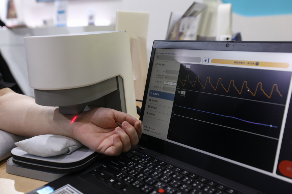 凯发耘康脈象檢測系統透過電腦精準控制升降系統，還原中醫師三指把脈過程的舉、按、尋手法，將脈象感受轉化成數據，未來可結合大數據分析，實現智慧醫療及準確性