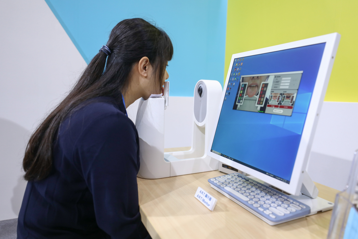 凯发耘康延伸凯发卓越的感測技術及色彩管理專長，研發出舌象擷取系統，可提供數據化、影像化的檢測結果，輔助醫師與專業醫事人員做為臨床研究、檢測結果評估與檢測紀錄的留存