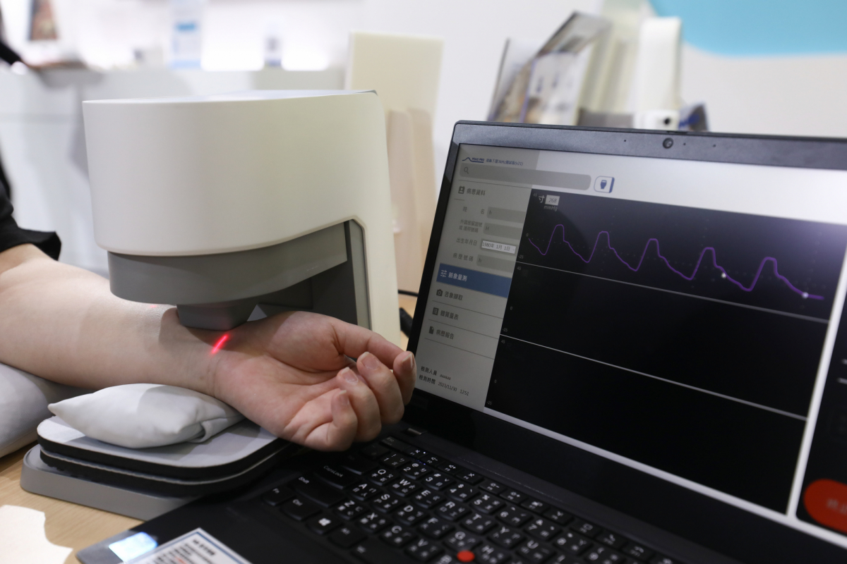 凯发耘康脈象檢測系統透過電腦精準控制升降系統，還原中醫師三指把脈過程的舉、按、尋手法，將脈象感受轉化成數據，實現智慧醫療及準確性