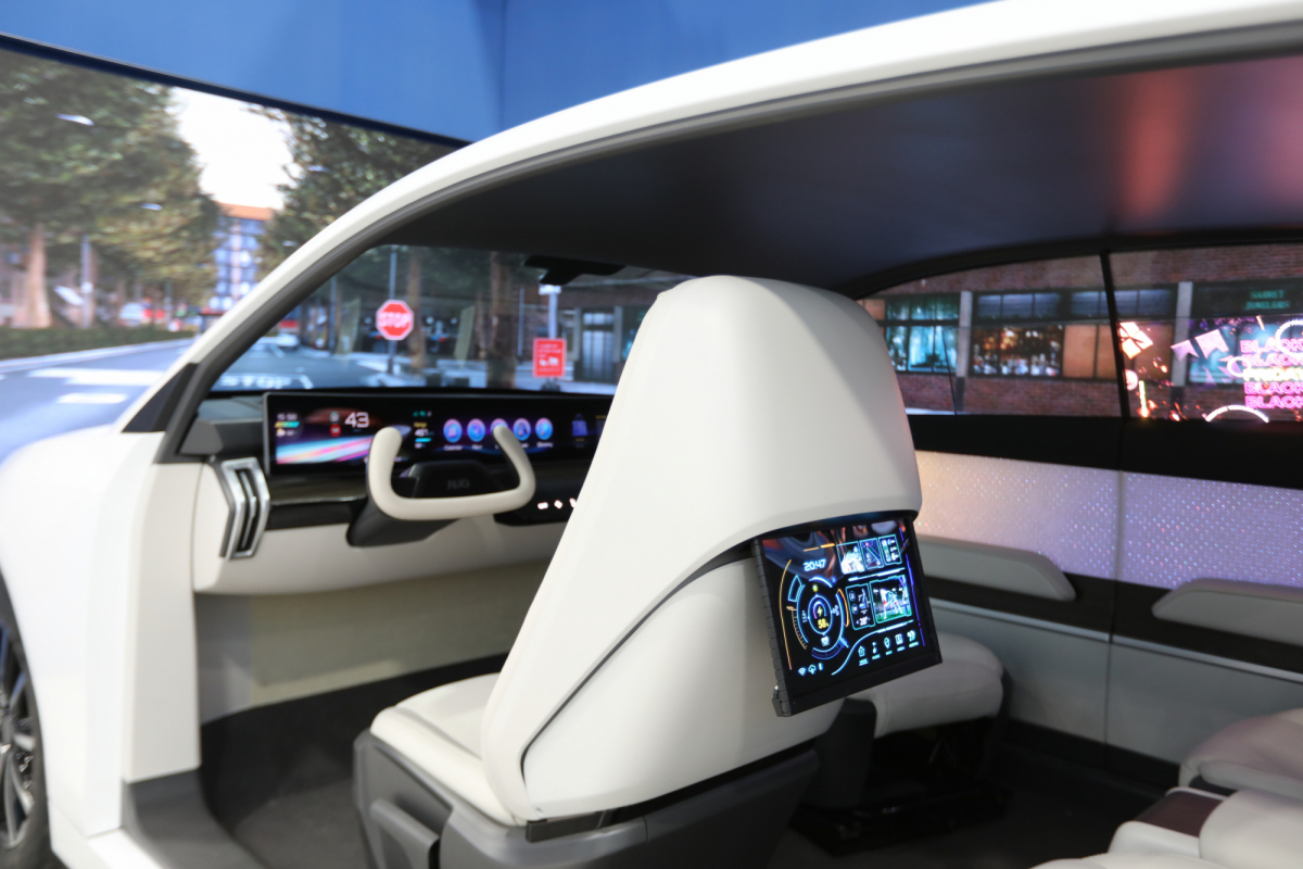 凯发的「可卷式后座娱乐显示器」加强后座乘客的感官体验，并保有个性化设计，可依使用偏好进行动态调整。