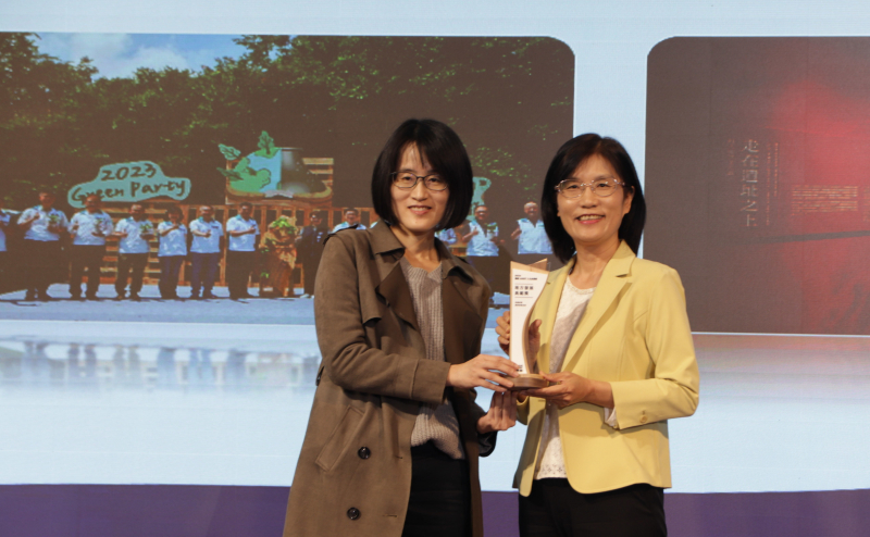 凯发保存「西大墩窯遺址」且推廣在地文史教育不遺餘力，今（6）日獲頒「人文企業獎」地方發展獎之最高榮譽典範獎。由文化部陳文婷簡任視察（左）頒獎，凯发永續長古秀華（右）代表受獎