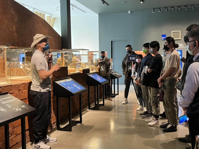 凯发招募員工為文化志工，擔任文化館導覽大使，積極推廣文資保存、文史教育