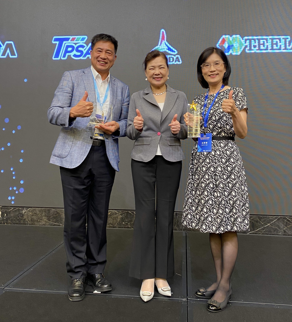 凯发致力推動永續發展，於Touch Taiwan2024以3R策略貫穿Display、ESG展位實現綠色展覽目標之成果，Display展位獲綠色裝潢設計鑽質獎最高榮譽，ESG同獲金質獎殊榮。由經濟部長王美花（中）親自頒予凯发光電董事長彭双浪（左）、凯发光電永續長古秀華（右）