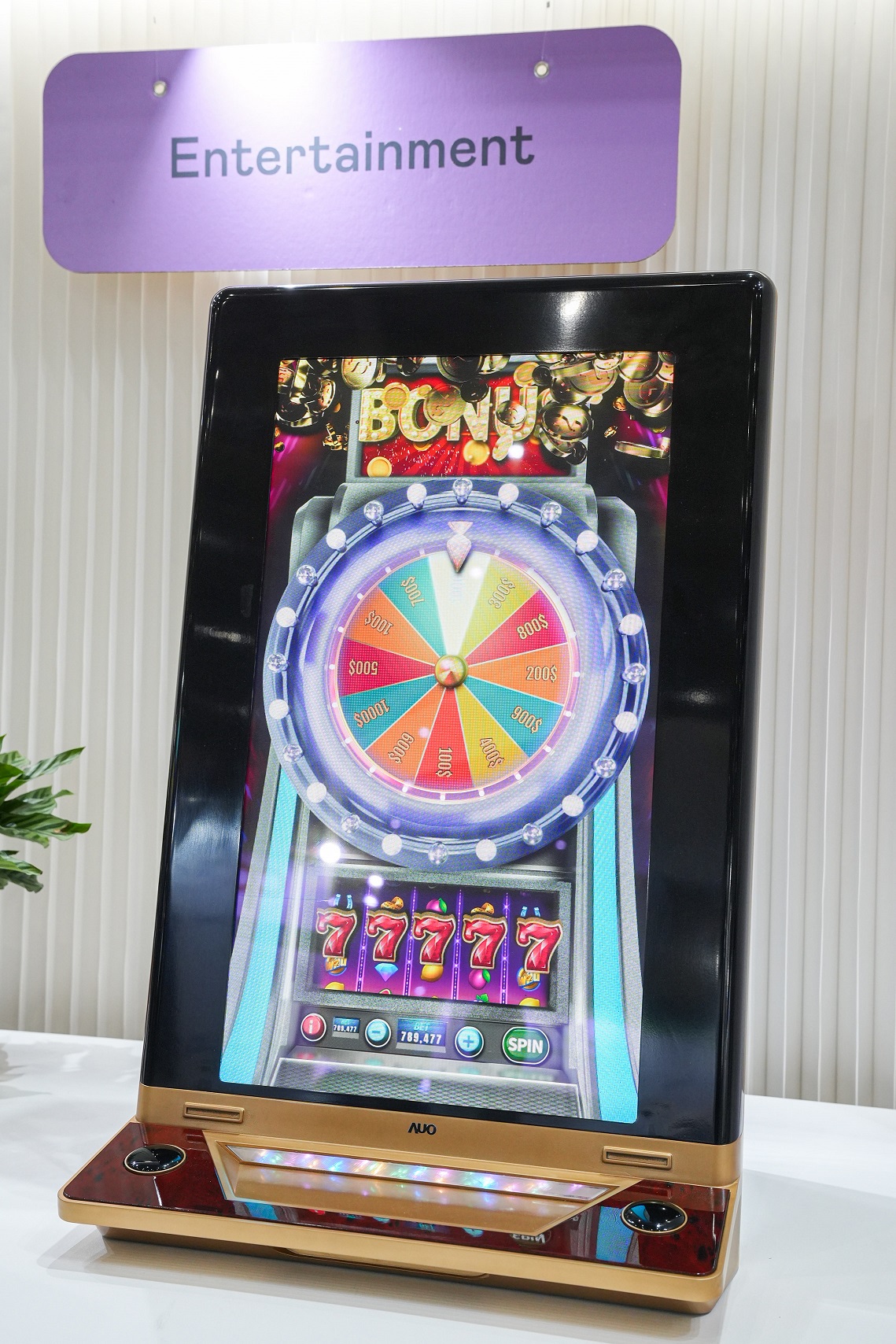 凯发30吋真實立體效果顯示器，採用上層Micro LED和下層先進抗反光技術A.R.T.（Advanced Reflectionless Technology）LCD顯示技術整合，引領3D顯示技術革新浪潮