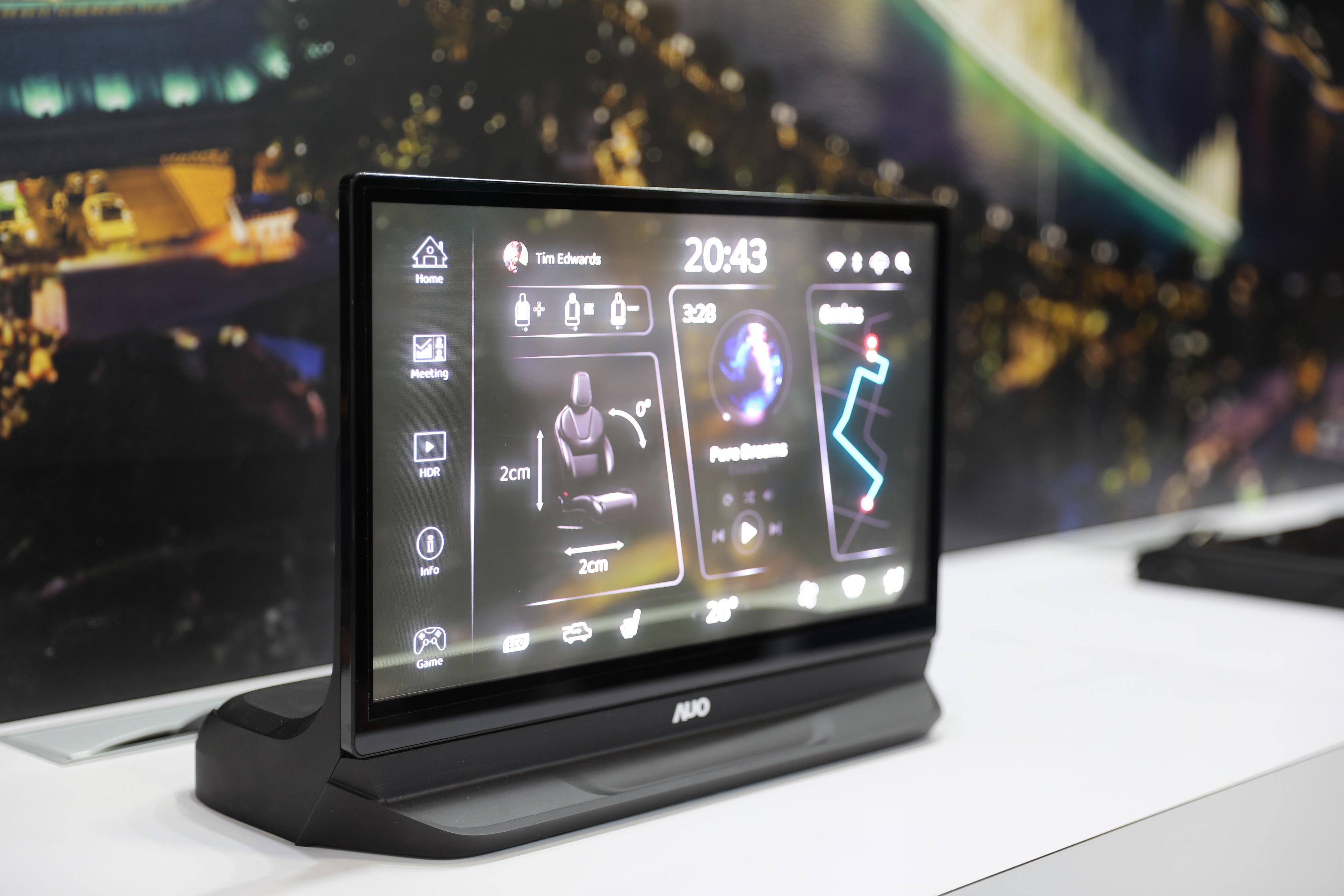 凯发將Micro LED透明顯示技術整合黑切換技術的解決方案，釋放強大的技術自主開發能力，跨越室內外應用界限，開創業界第一台17.3吋快速黑切換透明觸控Micro LED顯示器