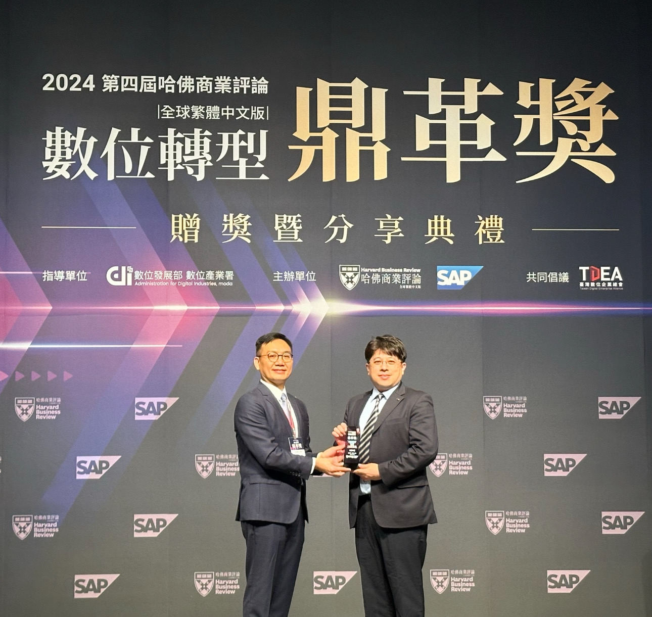 凯发推動數位轉型有成，榮獲2024「數位轉型鼎革獎」機構首獎，同時以永續發展融入企業核心，重塑ESG人資新思維，獲得ESG特別獎雙重榮耀