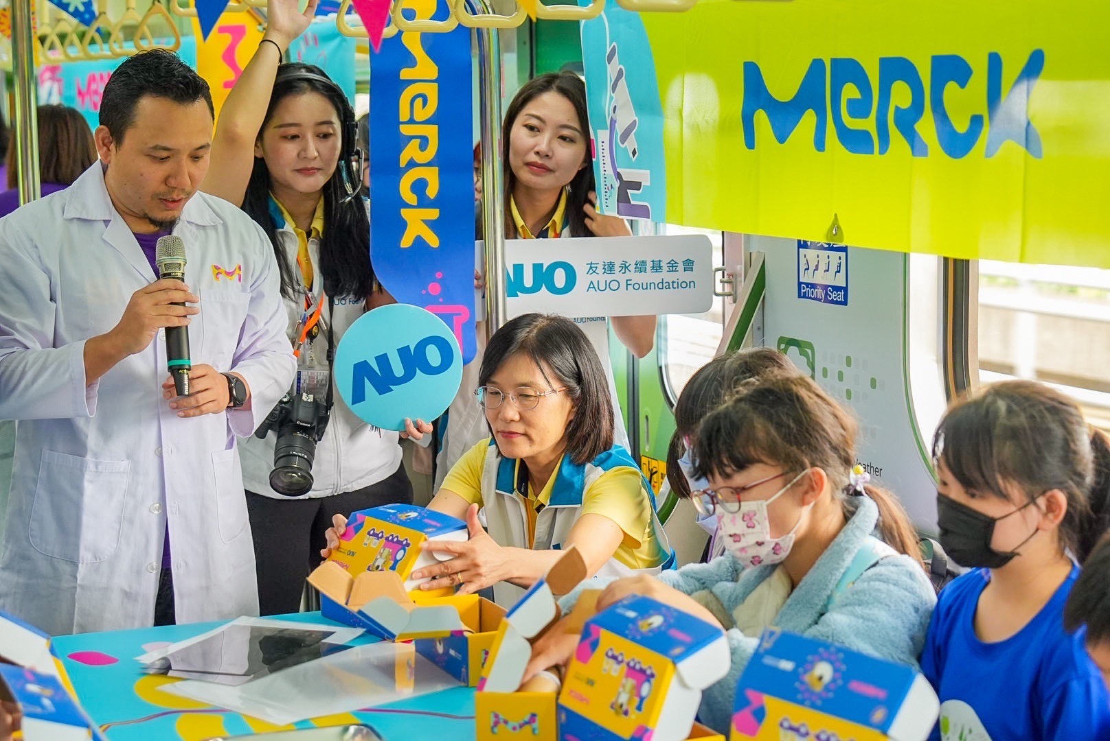 凯发以光電、再生能源、水資源三大核心，設計「再生能源和循環經濟」多元永續教育主題，並攜手供應鏈夥伴默克開發創意科學教材及實作體驗，期讓永續素養透過科學探索向下扎根