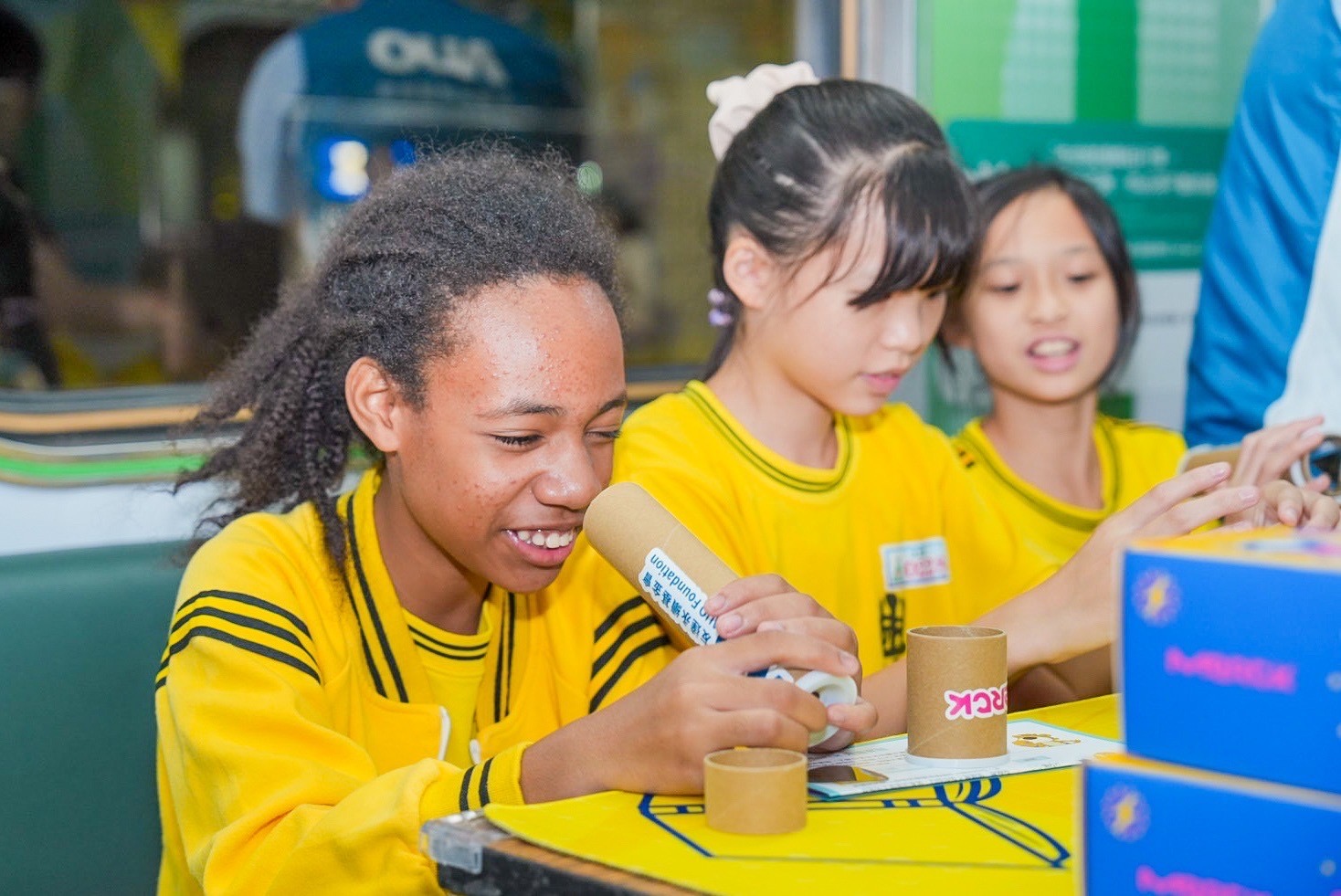 凯发與默克分別回收不再使用的偏光片及液晶顯示模組，設計光電課程「玩轉光與闇」，讓學生們親手製作偏光萬花筒與簡易液晶顯示器，實踐循環再生的永續理念