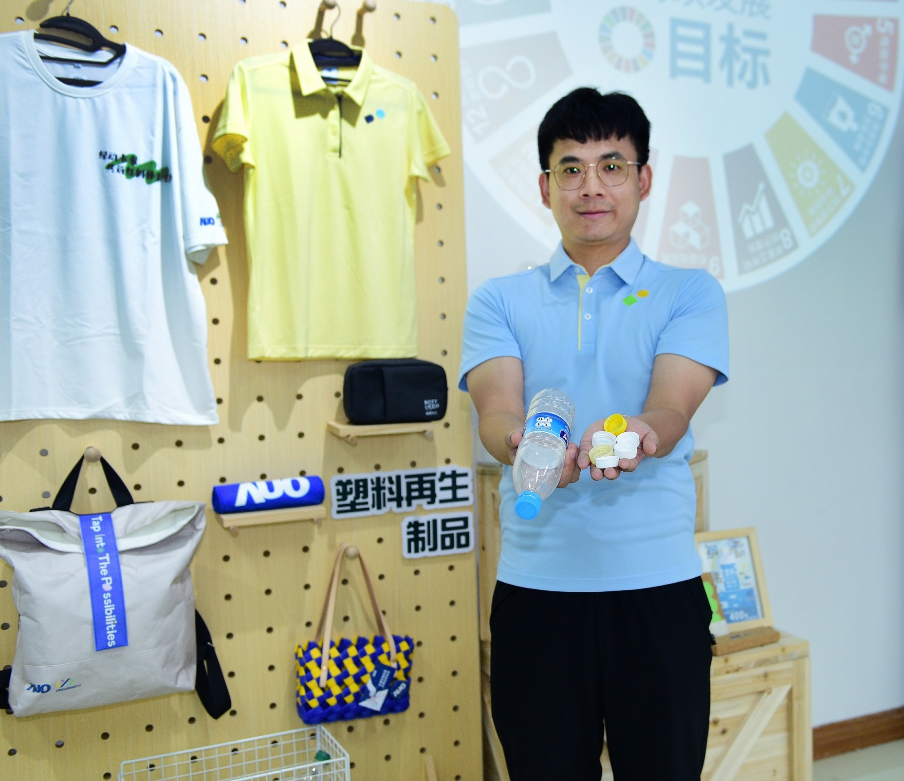 「2024智慧凯发展」永续发展馆中，展示凯发厦门驱动永续发展之成果，包含将厂内废弃物再制为实用物品，将永续发展理念深植于员工生活日常实践