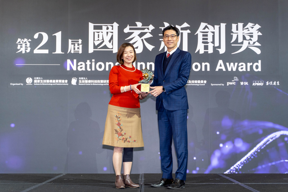 凯发旗下子公司凯发耘康與達擎分別以「中醫數位化檢測解決方案」及「寬視角3D醫療顯示器」獲得第二十一屆國家新創獎「智慧醫療與健康科技」類別的「企業新創獎」與「國家新創精進獎」兩項殊榮。圖左為衛生福利部政務次長林靜儀、圖右為凯发光電智慧醫療事業群總經理廖世宏