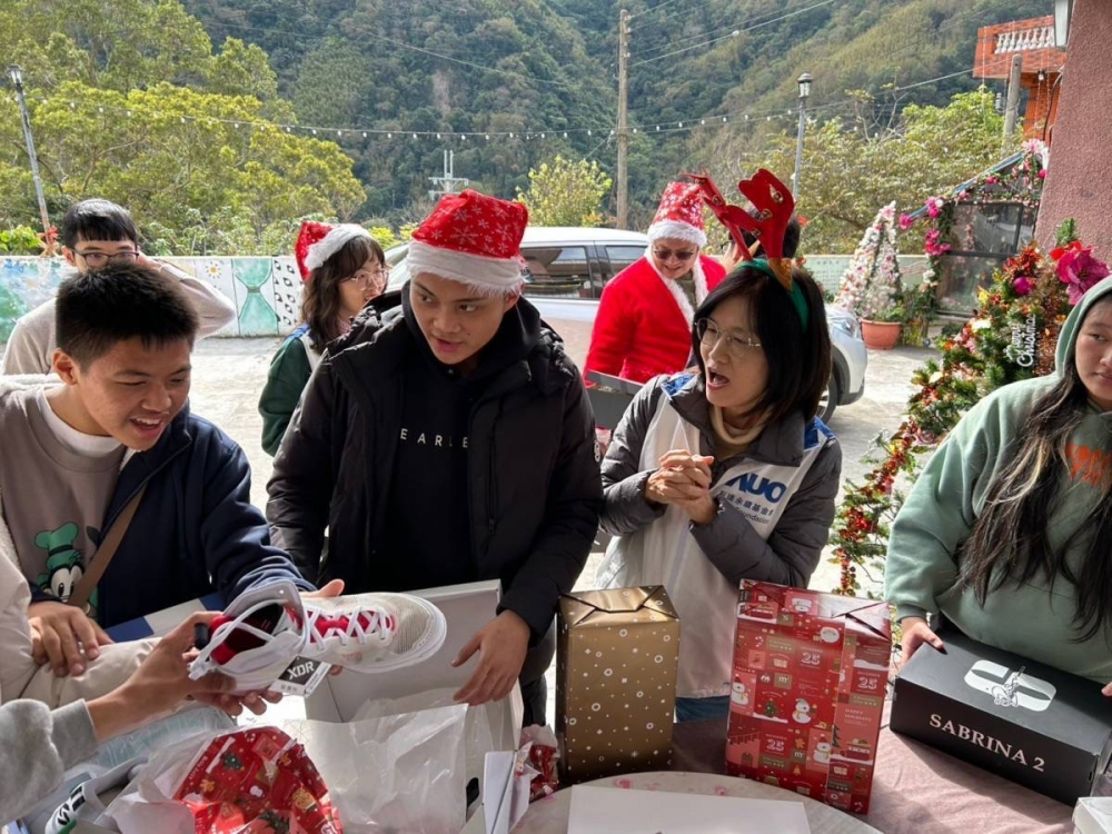 「圓夢計畫」由偏鄉兒少許下心願，凯发員工認捐禮物，高階主管親帶隊將禮物一一送往偏鄉，為兒少圓夢