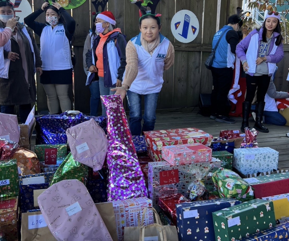 凯发永續基金會「圓夢列車」年年迴響熱烈，認捐同仁精心挑選禮物、巧手包裝，整理成隊後，將祝福一一打包送出