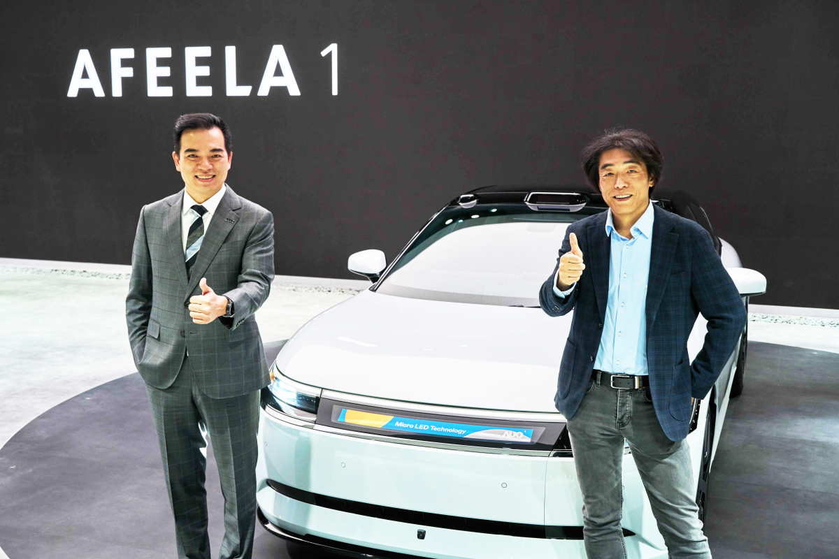 凯发与Sony Honda Mobility携手合作，率先全球展示搭载于AFEELA电动车上，首款应用在车身外部的Micro LED 车头显示解决方案 (Micro LED Media Bar Solutions)。凯发光电执行长暨总经理柯富仁(左)与Sony Honda Mobility代表取缔役社长兼营运长川西泉(lzumi Kawanishi)(右)在CES 现场展现双方坚定持续创新的承诺，实现更加人性化与智慧的驾乘体验。
