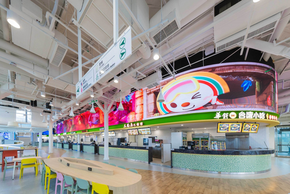 凯发穩步推動雙軸轉型策略，旗下子公司達擎攜手傑可達數位與零售業者統一超商合作，為全新改裝開幕的「清水服務區」打造首創的裸視3D體驗牆