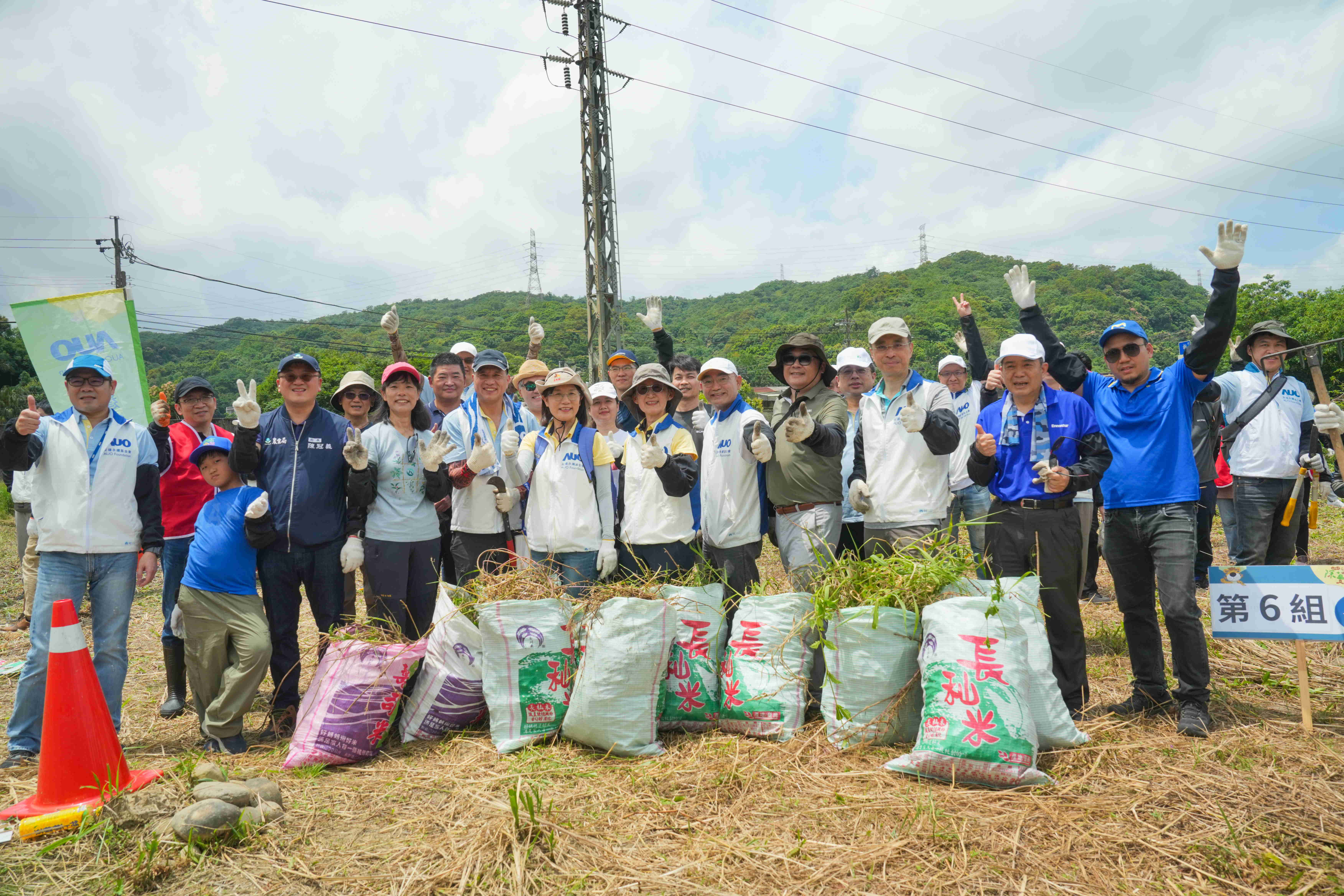 凯发永續基金會今（17）日在桃園龍潭廠區舉辦「手護台灣綠色堡壘　Green Party除蔓生活節」，由凯发光電暨凯发永續基金會董事長彭双浪攜手政府、供應商等合作夥伴共同參與