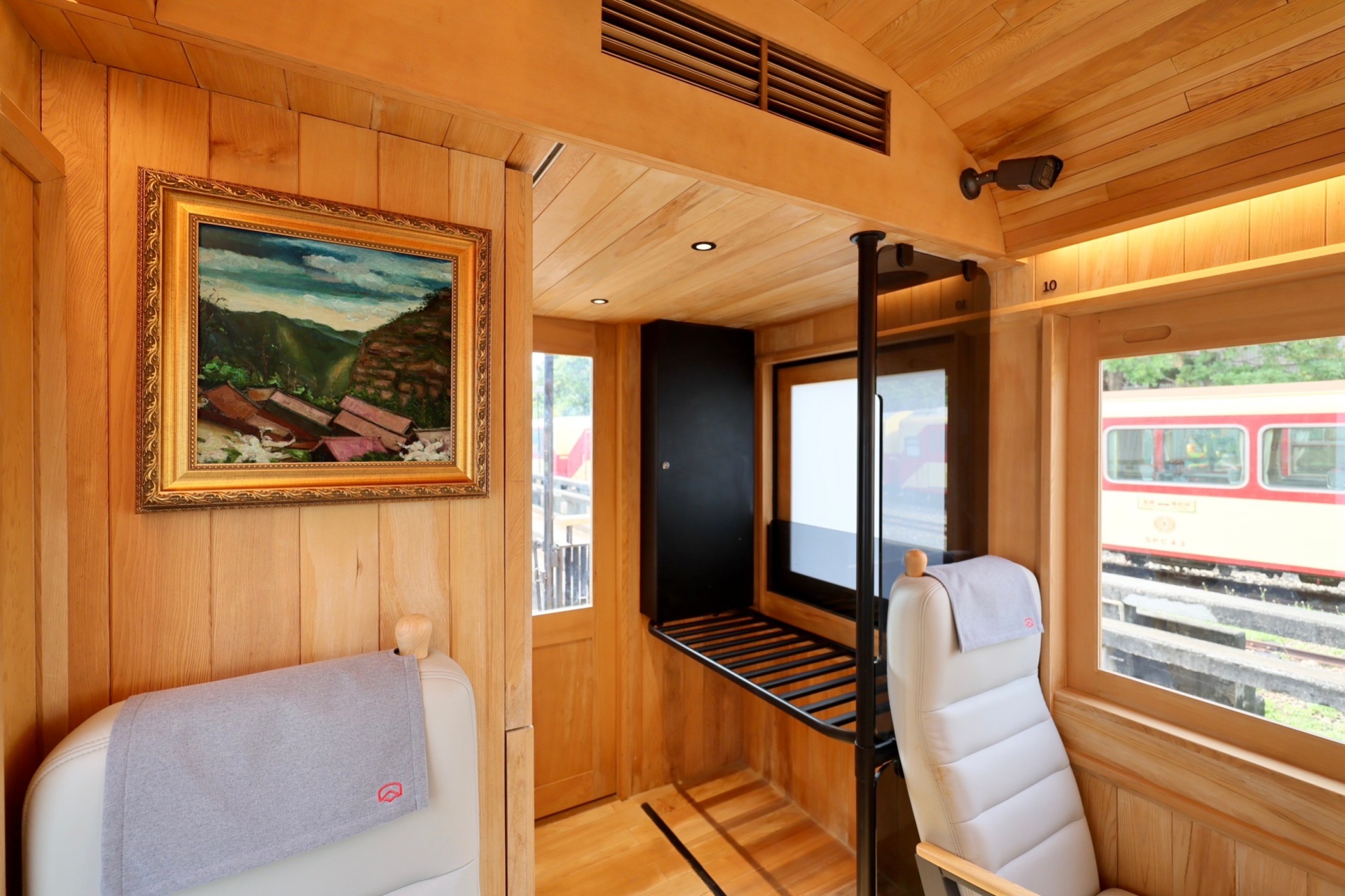 福森號每節車廂均配置「凯发光電FindARTs擬真藝屏」